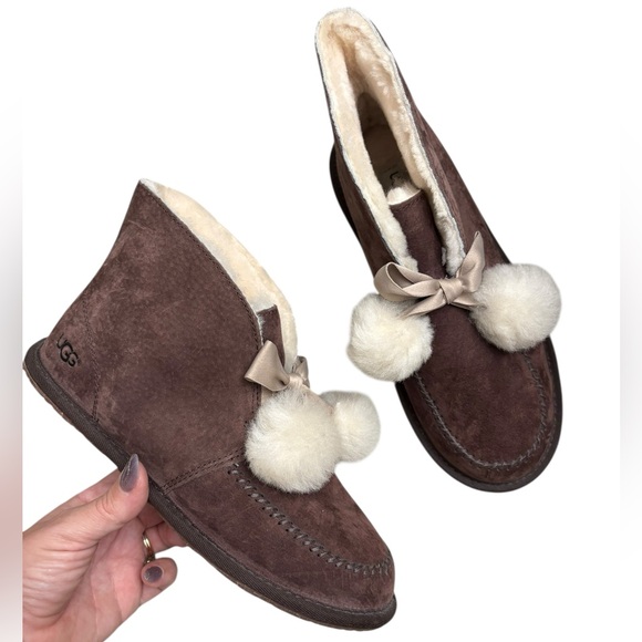 UGG Kallen Suede Moc Toe Pom Pom Slippers Sz 6 - Picture 1 of 7